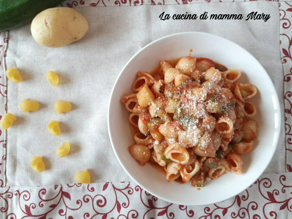 Pasta con sugo di zucchine e patate