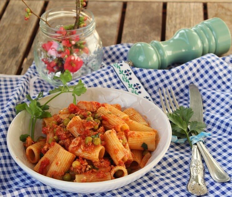 Pasta con tonno, acciughe e piselli