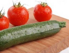 Pasta corta  con le zucchine  e pomodorini
