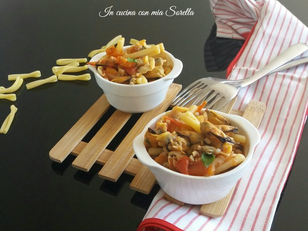 Pasta cozze e vongole con pomodoro