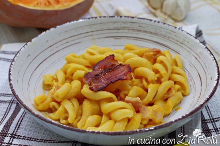 Pasta  crema di zucca e bacon croccante