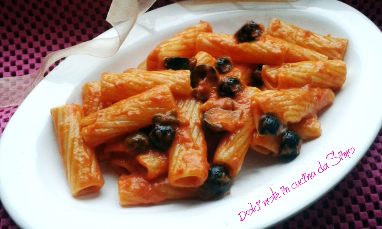 Pasta cremosa con capperi e olive
