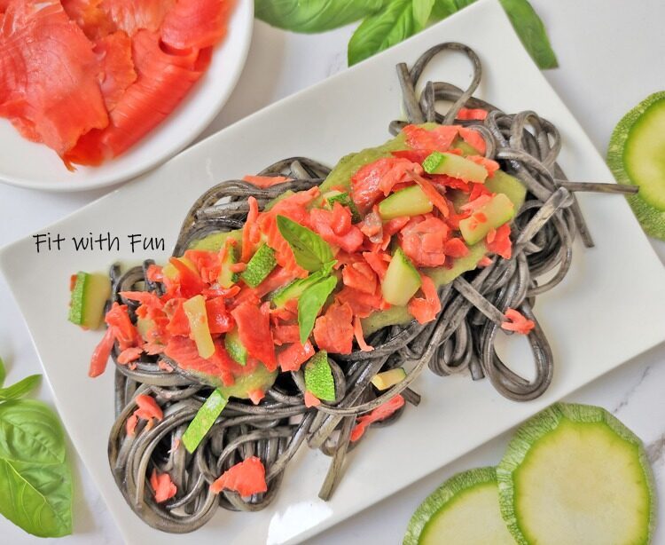 Pasta delicata al nero di seppia e cocco con zucchine e salmone