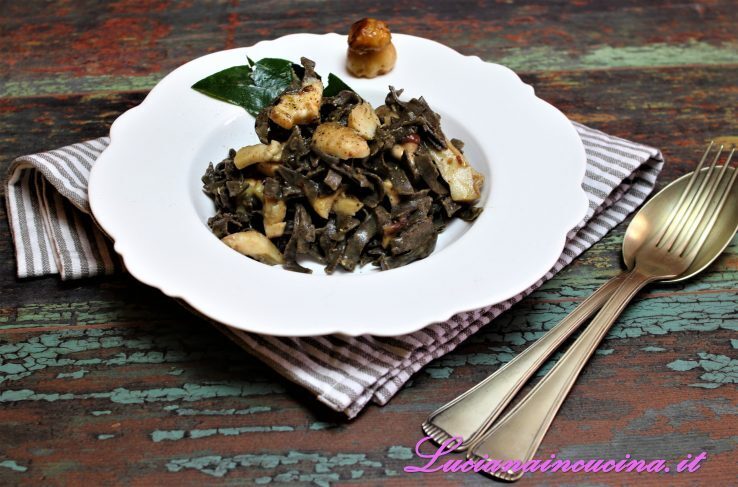 Pasta di canapa con funghi porcini