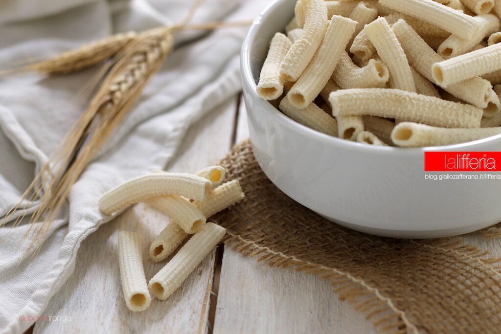 Pasta di grano duro fatta in casa con il torchio