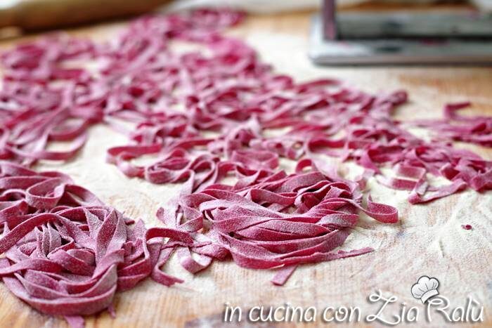 Pasta di semola alle barbabietole