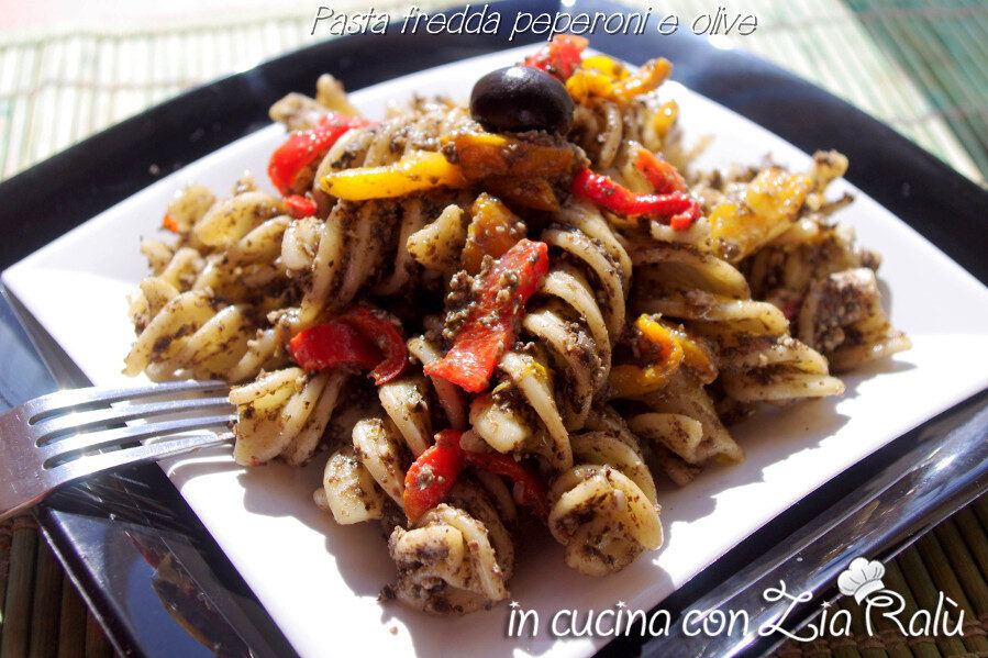 Pasta fredda con pesto di olive e peperoni