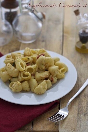 Pasta fredda  in salsa di uova e pinoli tostati