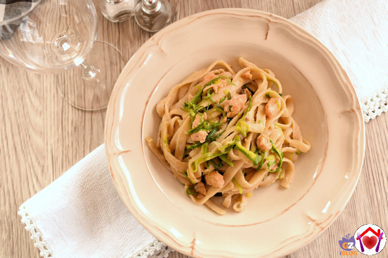 Pasta fresca senza uova al salmone e zucchine