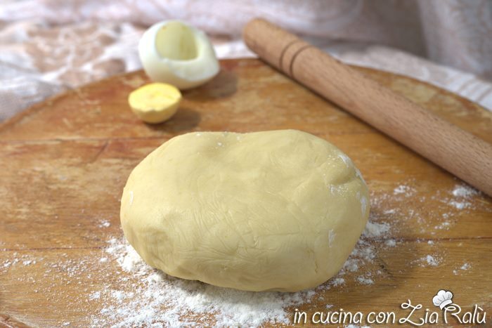Pasta frolla ovis mollis con tuorli cotti