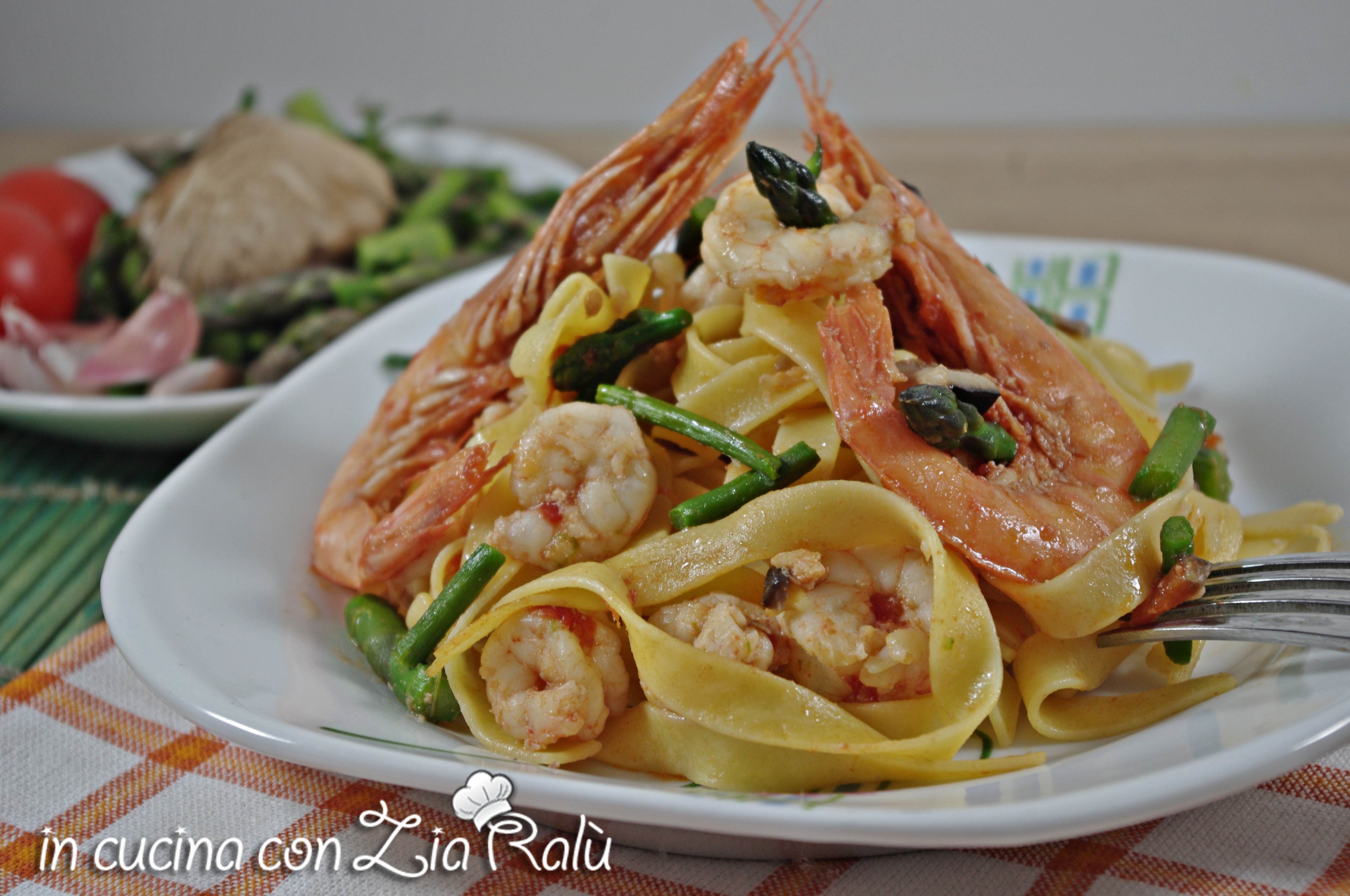 Pasta gamberi asparagi e cardoncelli