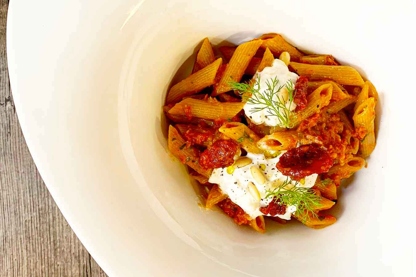 Pasta integrale con pesto di pomodorini secchi e burrata