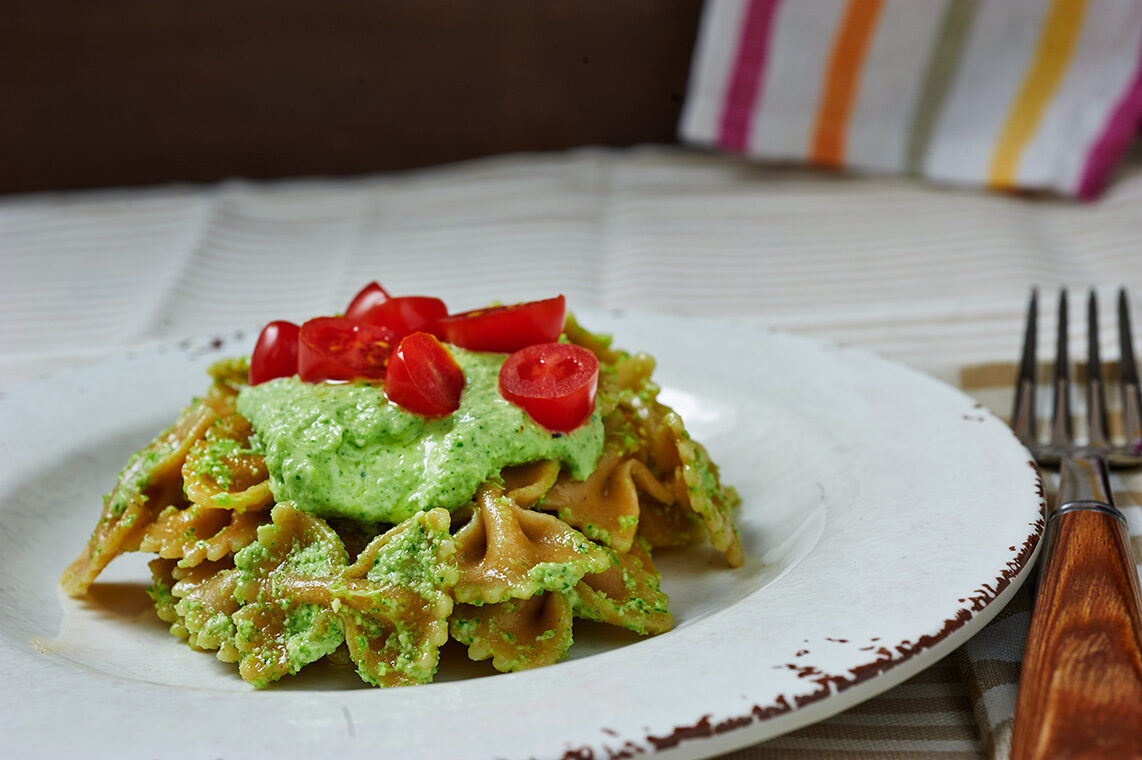 Pasta integrale con pesto di sedano e pomodorini
