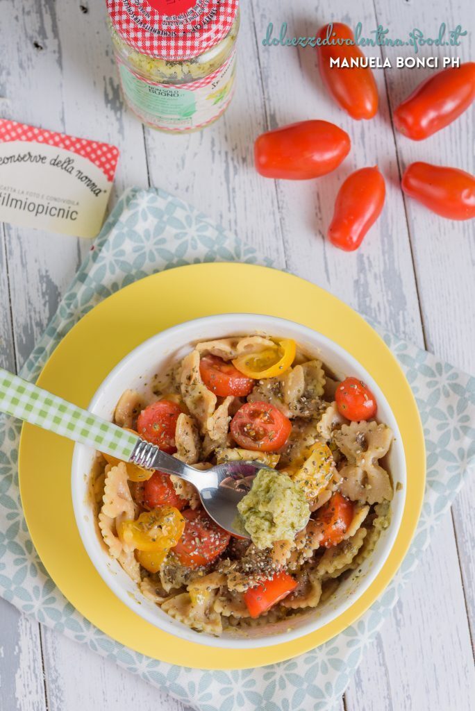 Pasta integrale con spalmabile ai carciofi e datterini