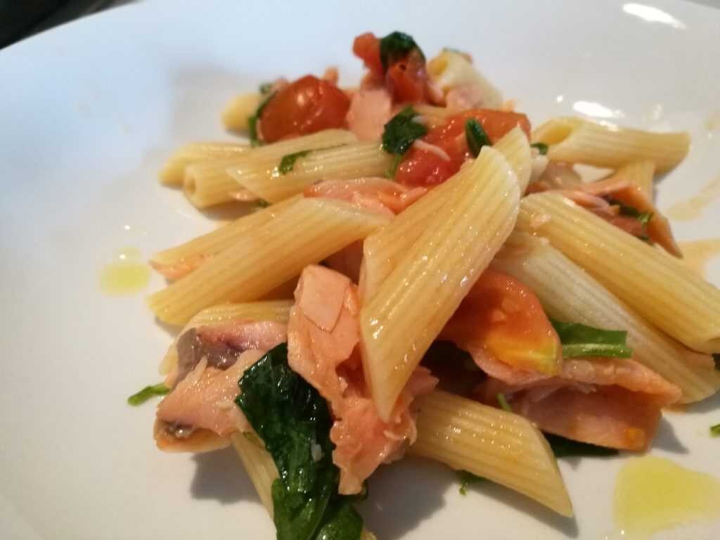 Pasta pomodori, rucola e salmone