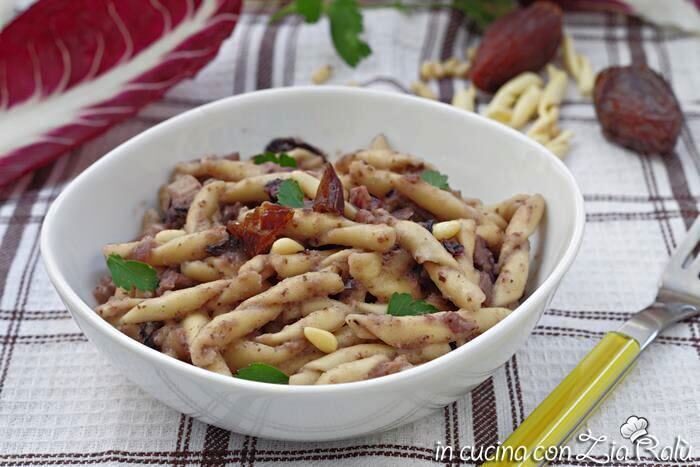 Pasta radicchio rosso pinoli e datteri