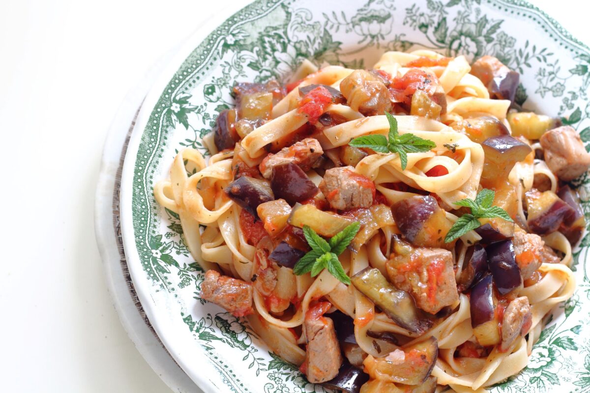Pasta tonno rosso melanzane e mentuccia