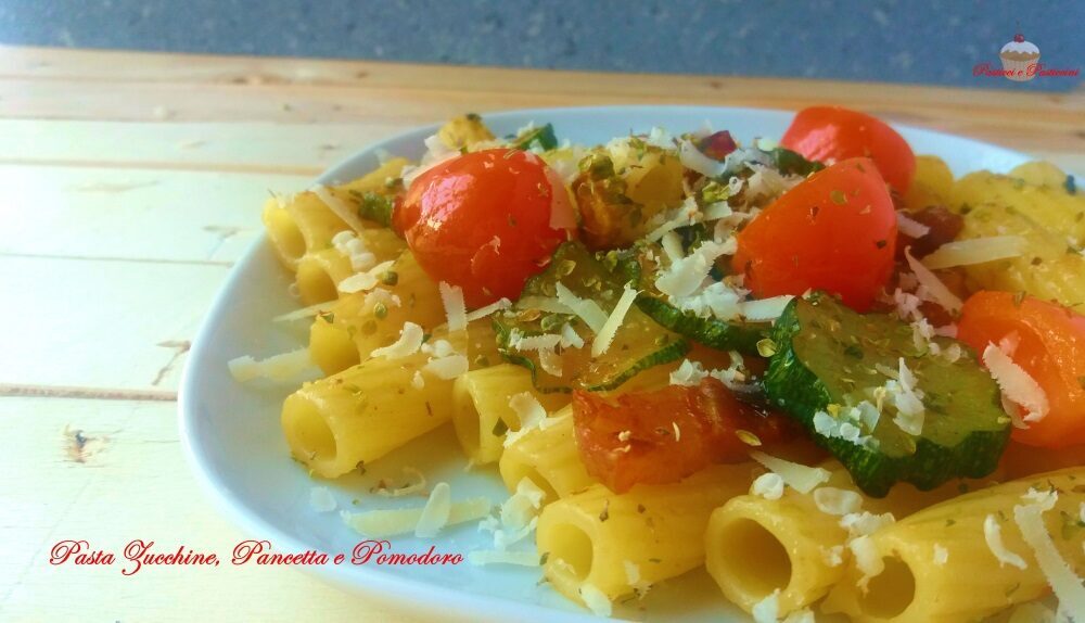 Pasta zucchine, pancetta e pomodoro