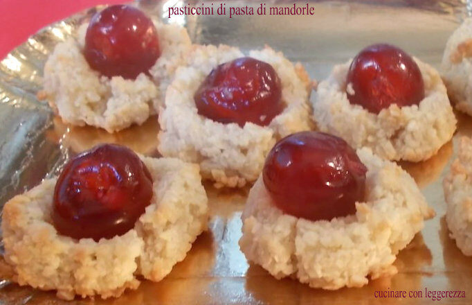 Pasticcini di pasta di mandorle