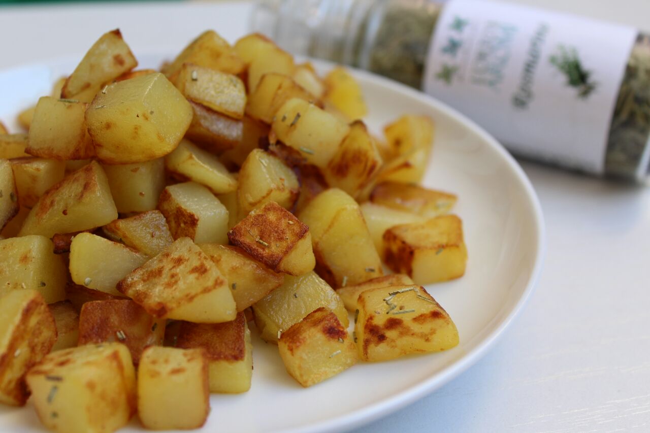Patate croccanti al profumo di rosmarino in padella