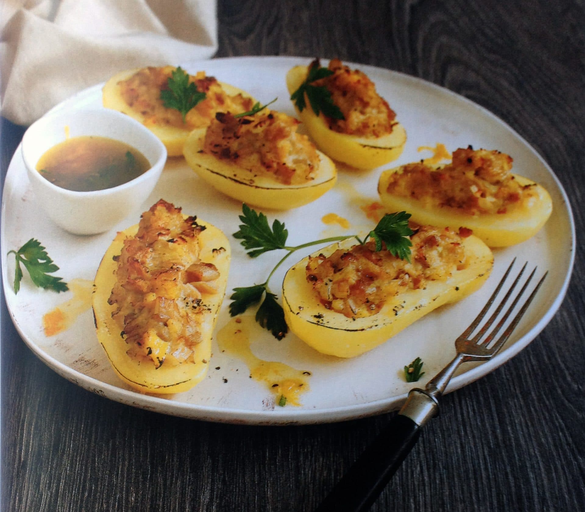 Patate ripiene con salsa di vinaigrette al limone e vino in abbinamento