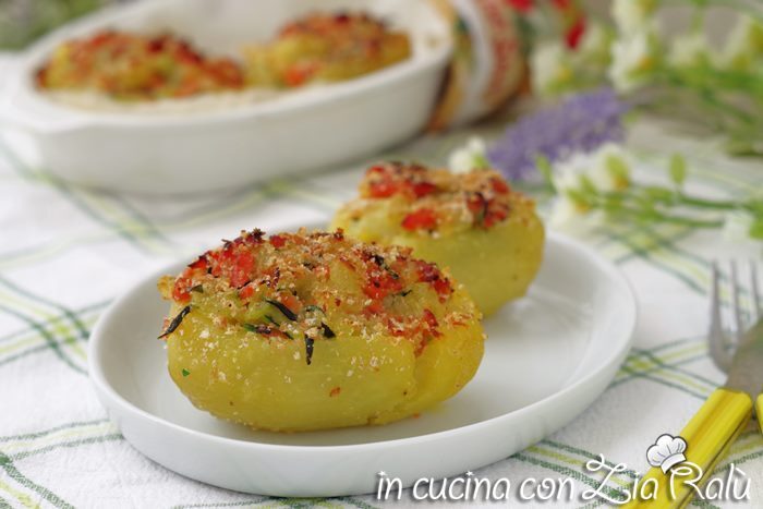 Patate ripiene gratinate con salmone e zucchine