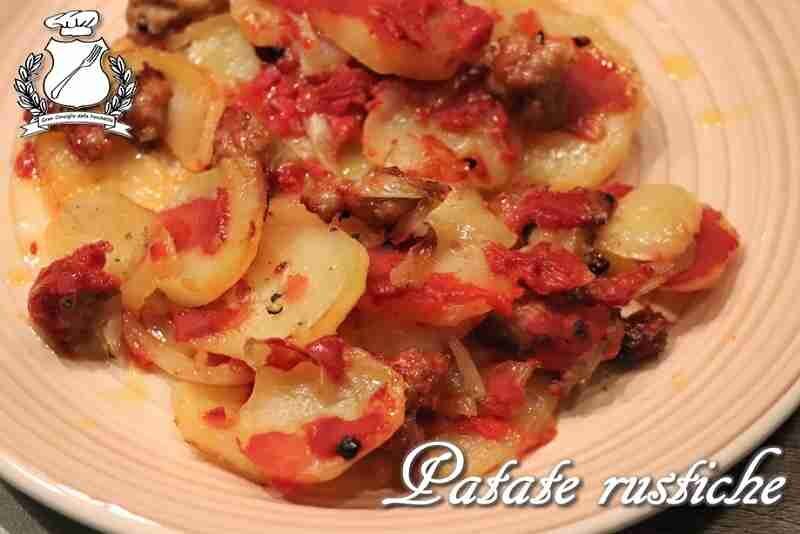 Patate rustiche con pomodoro, cipolla e salsiccia