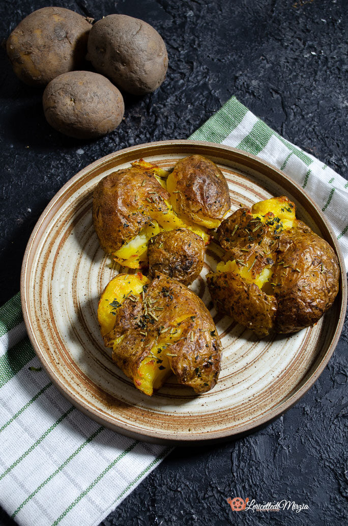 Patate schiacciate al forno