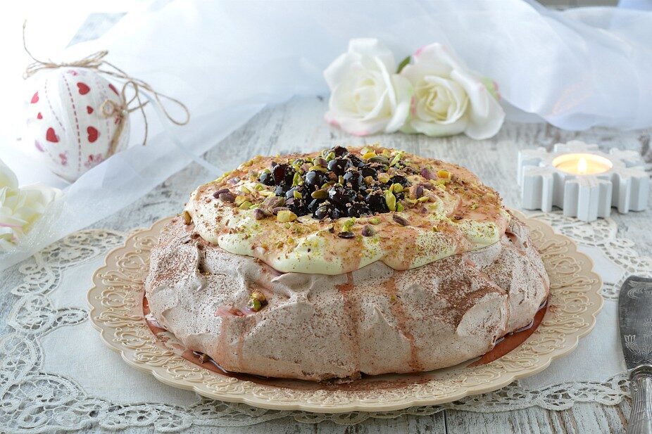 Pavlova al cacao con crema pasticcera e amarene
