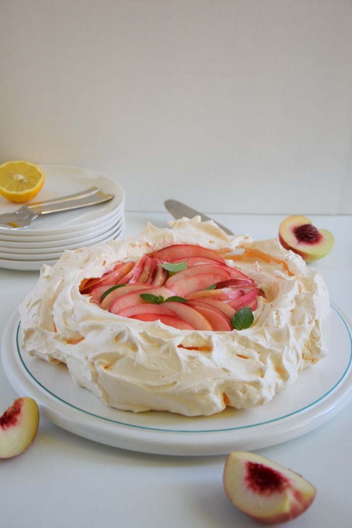 Pavlova alle pesche limone e menta