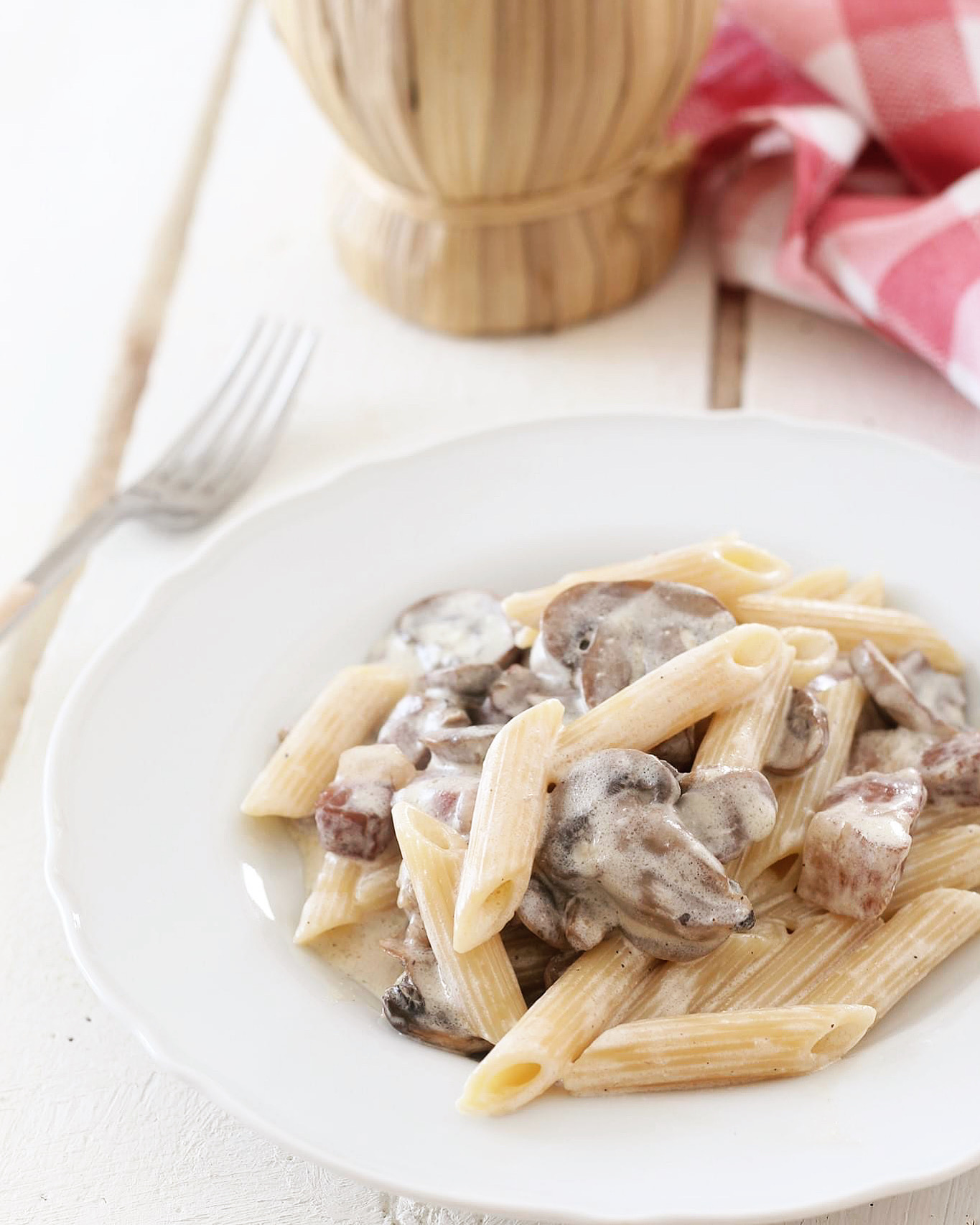 Penne con funghi, pancetta e panna