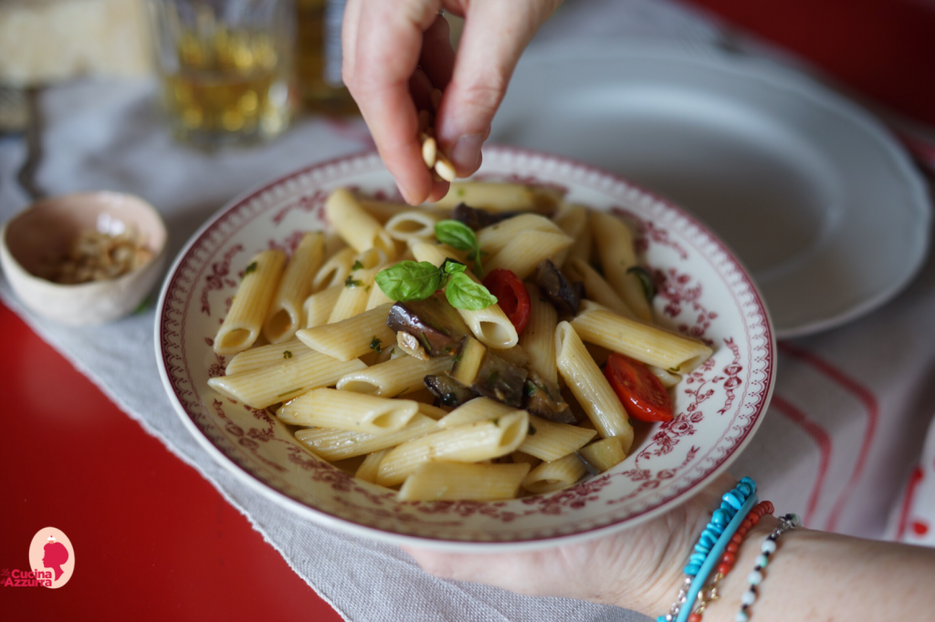 Penne con melanzane, datterini e pinoli…