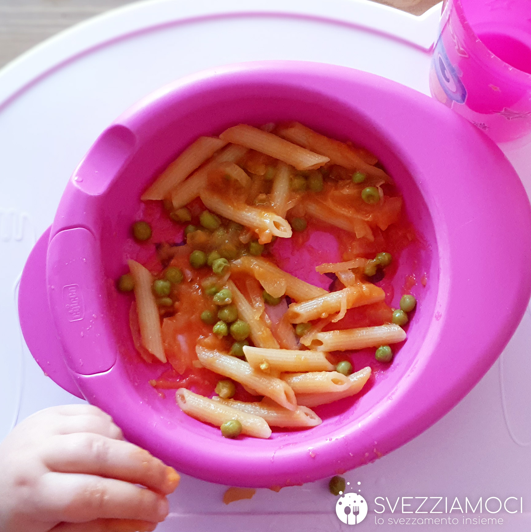 Penne con sugo di pomodori freschi e piselli