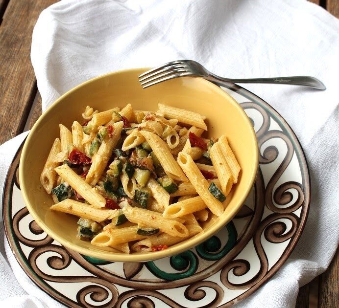 Penne con zucchine, acciughe e pomodori secchi