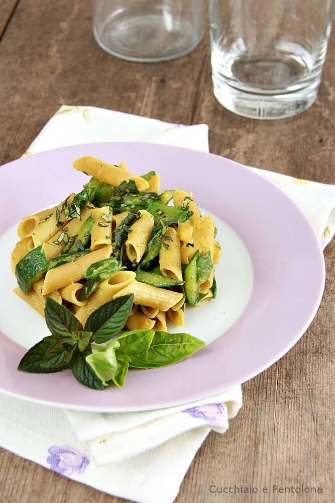 Penne mincidelice con zucchine al curry, menta e basilico