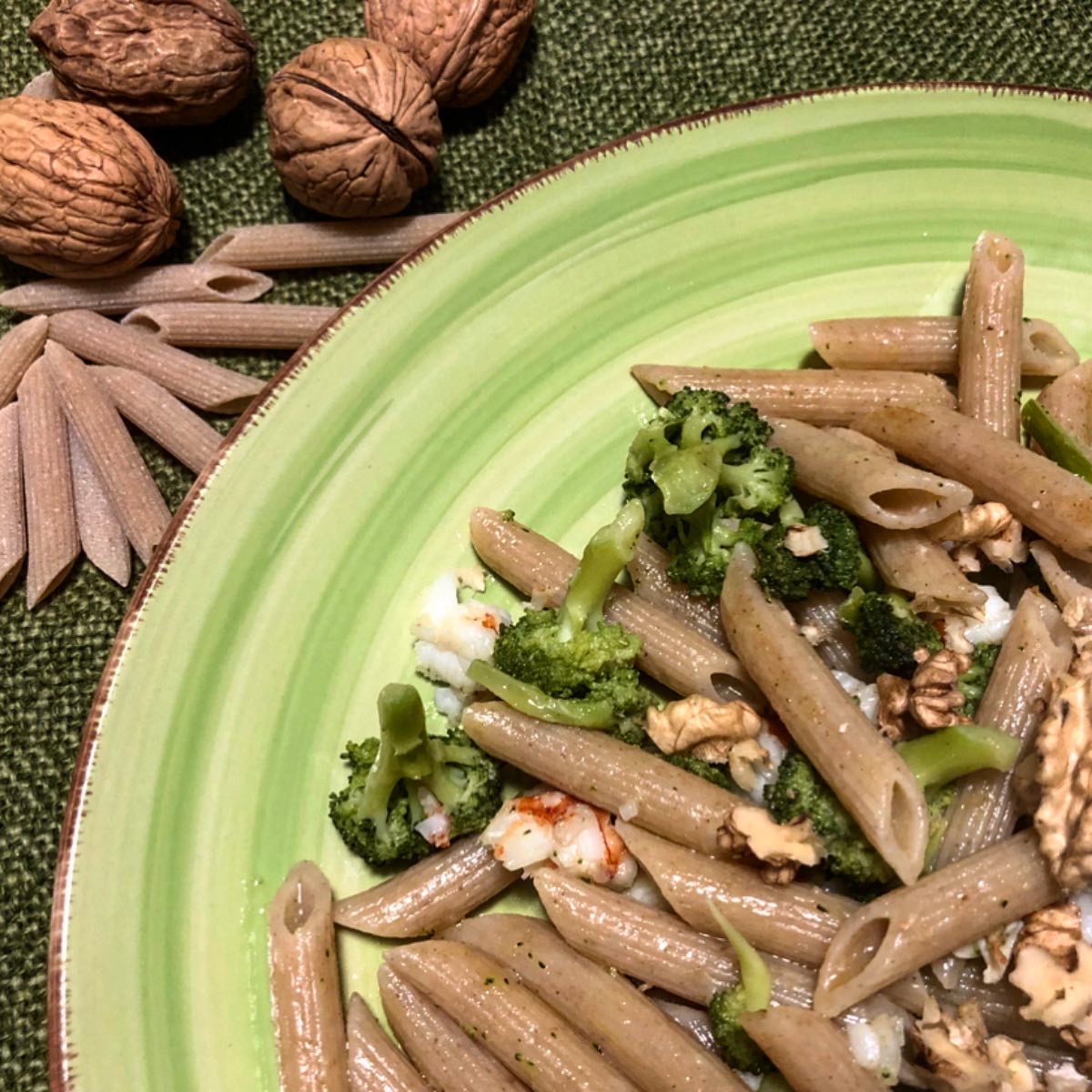 Penne rigate integrali con broccoli, gamberi e noci