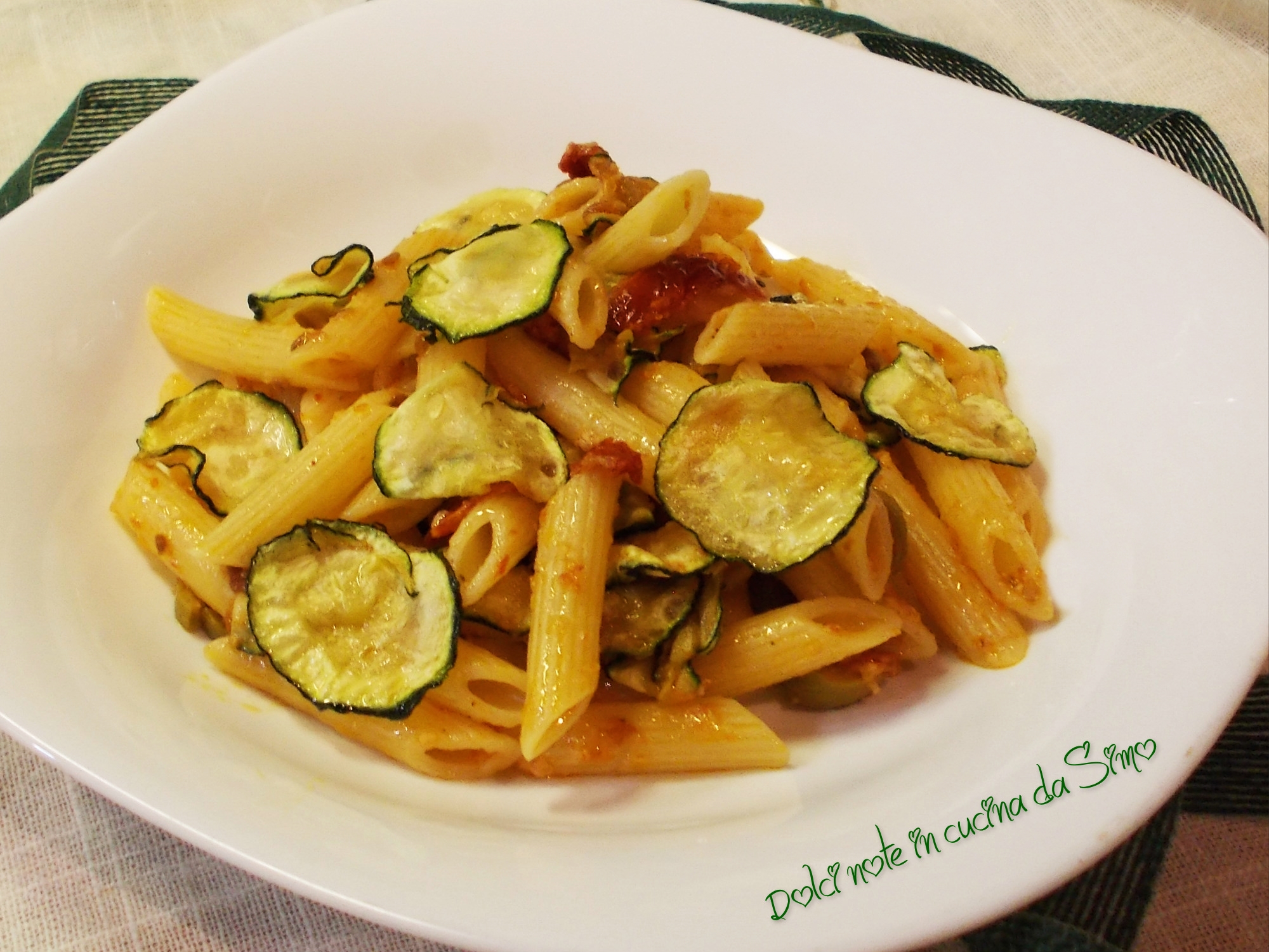 Pennette con olive verdi pomodori secchi e zucchine