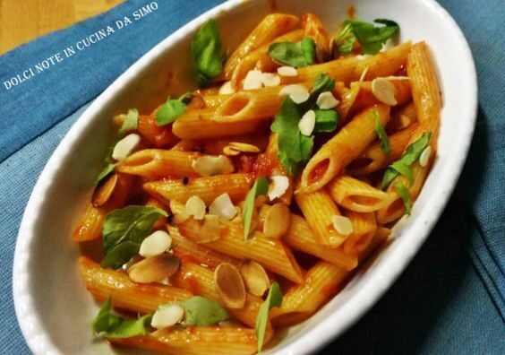 Pennette piccanti con rucola e mandorle