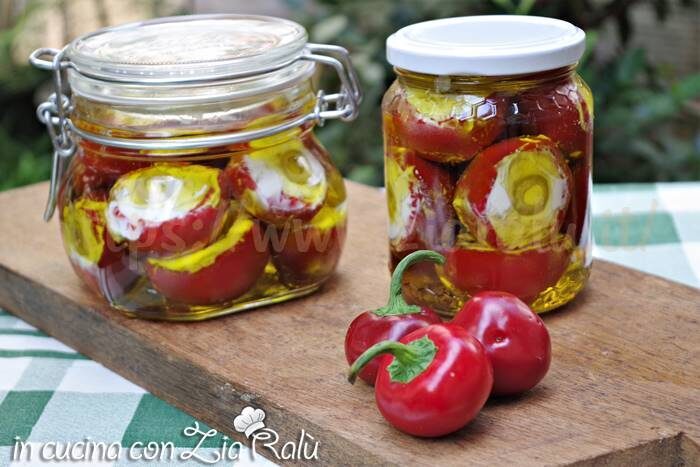 Peperoncini ripieni di caprino robiola e olive