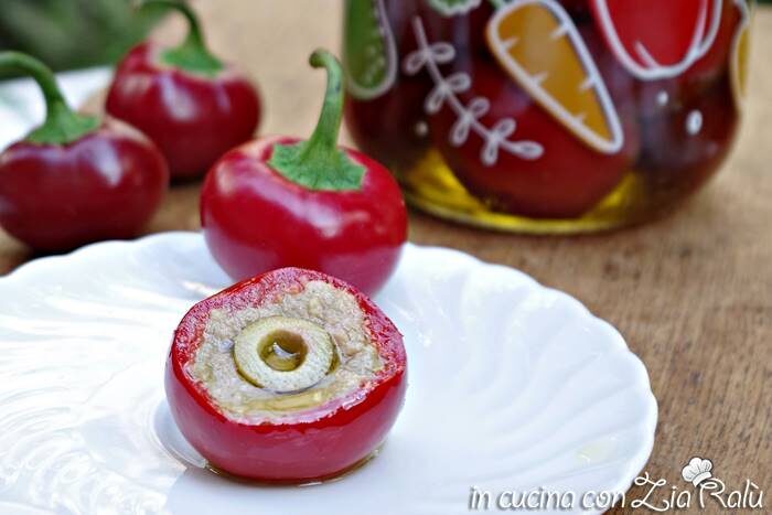 Peperoncini ripieni di tonno olive capperi