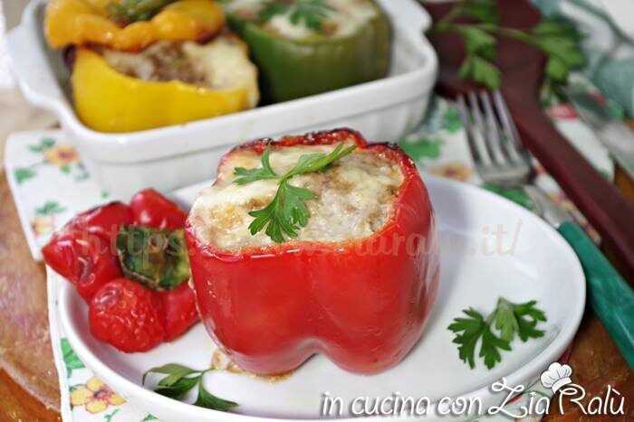 Peperoni  ripieni di carne al forno