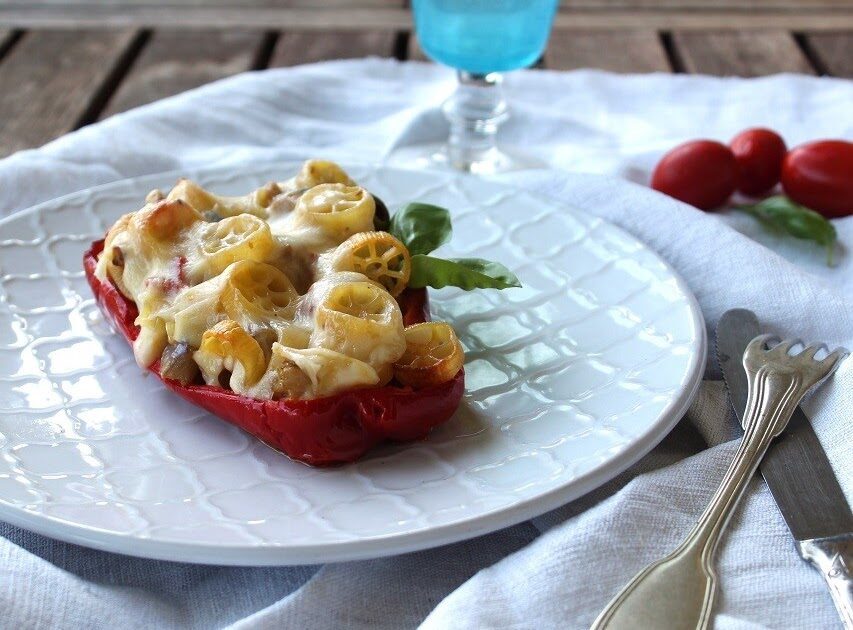 Peperoni ripieni di pasta, verdure e altre bontà!