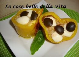 Peperoni ripieni di tonno con mozzarella e olive nere