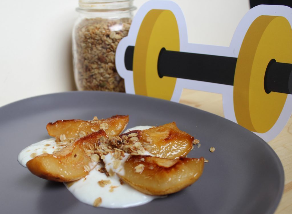 Pere caramellate con yogurt e granola