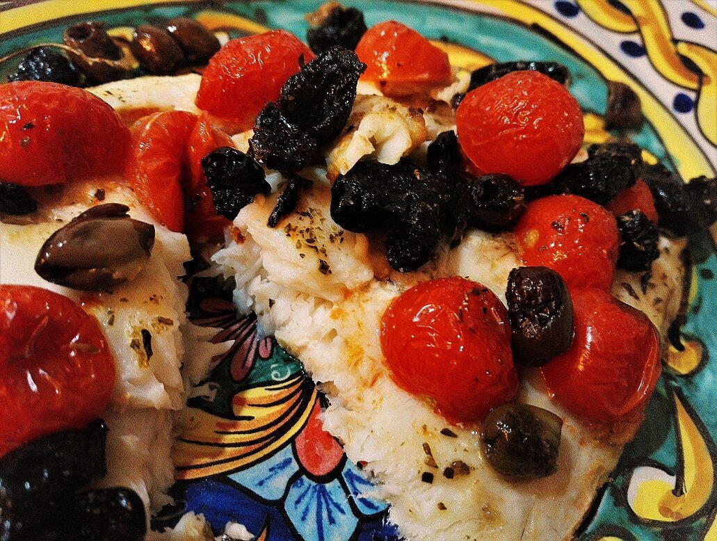 Pesce persico al forno con pomodorini e olive taggiasche