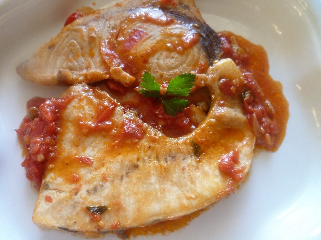 Pesce spada con pomodorini e cipolla