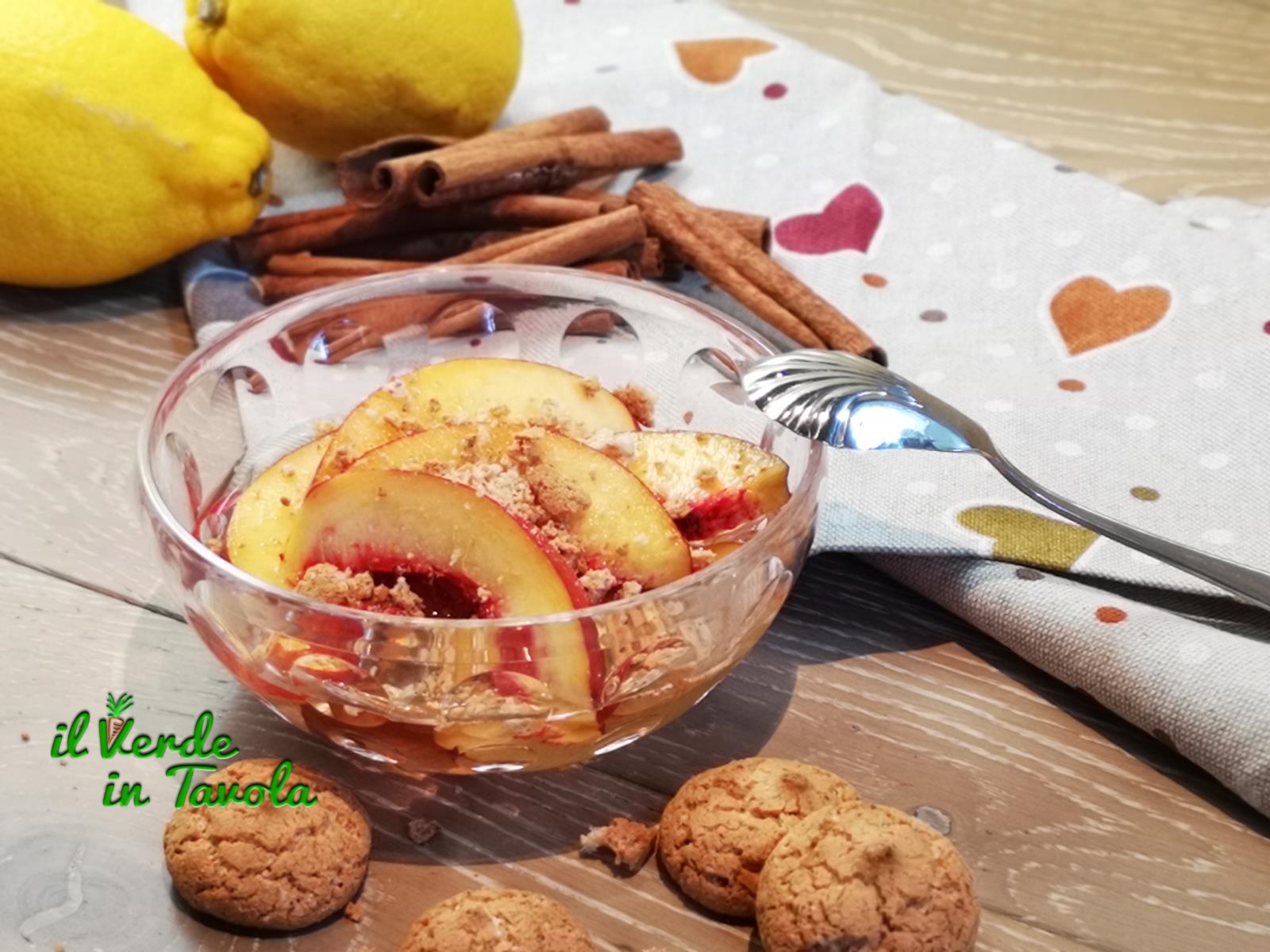 Pesche al vino bianco con gli amaretti