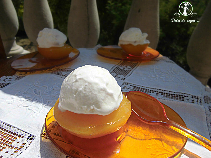 Pesche caramellate con il gelato