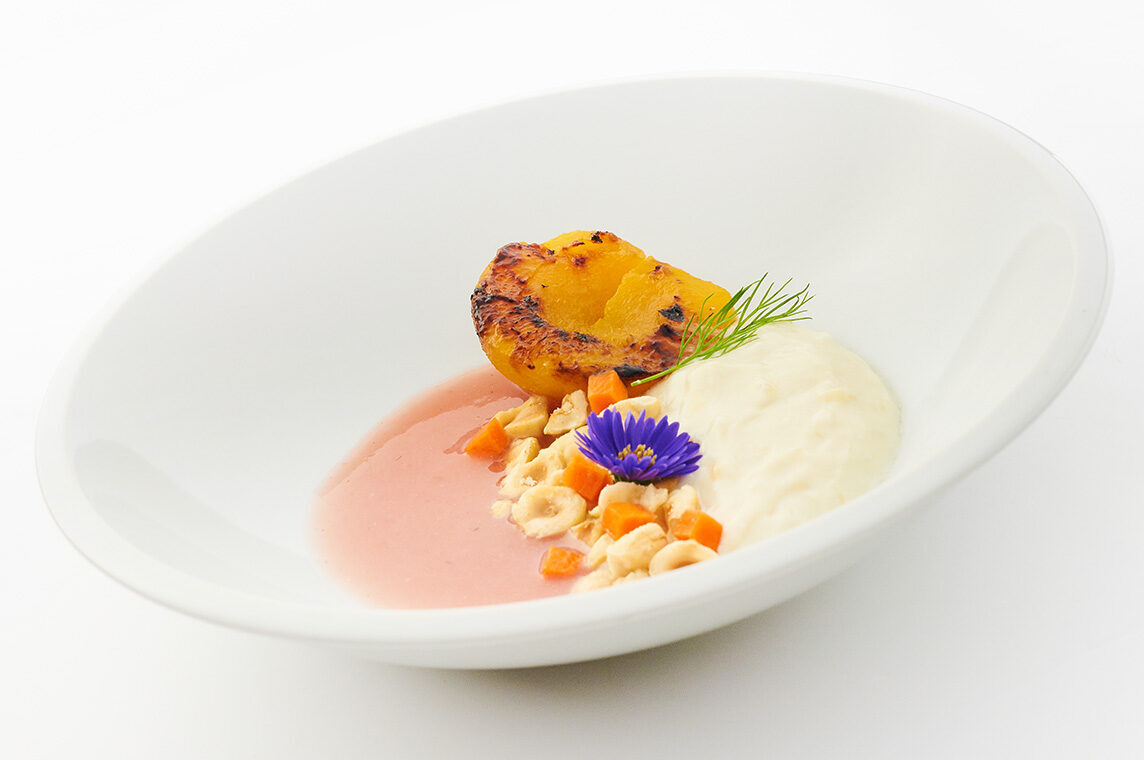 Pesche sciroppate, crema al lauro e salsa d’uva
