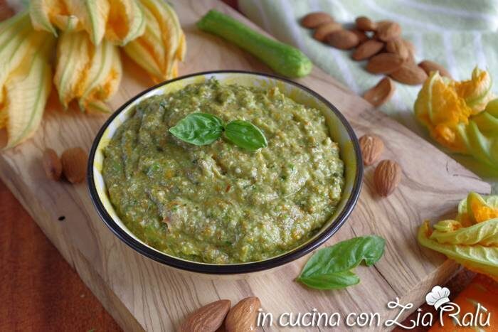 Pesto ai fiori di zucca e mandorle